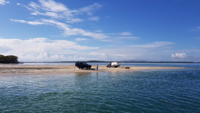 Die Fähre legt am Sandstrand ab.