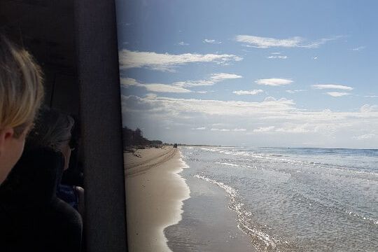 Im Bus am Strand entlang