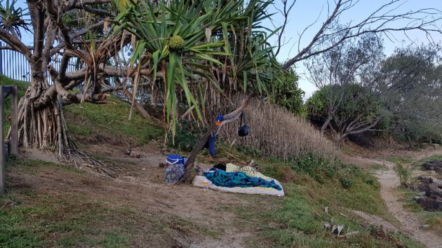 Manche schlafen am Strand