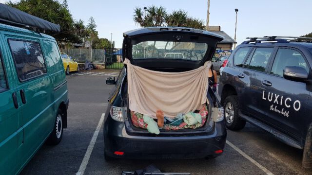 Manche schlafen im Auto