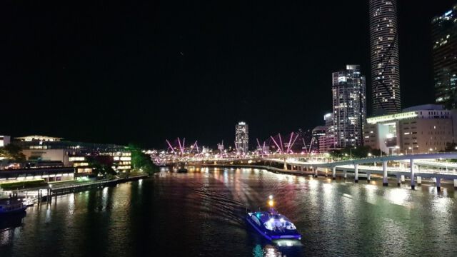 Blick von der Victoria- auf die Kunipa-Brücke bei Nacht