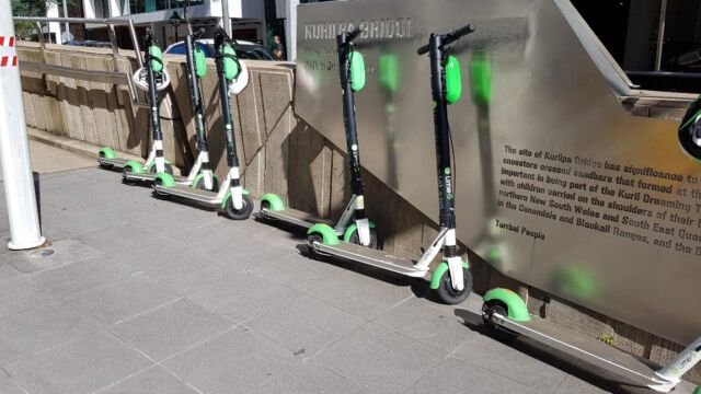 Mietroller und -fahrräder überall